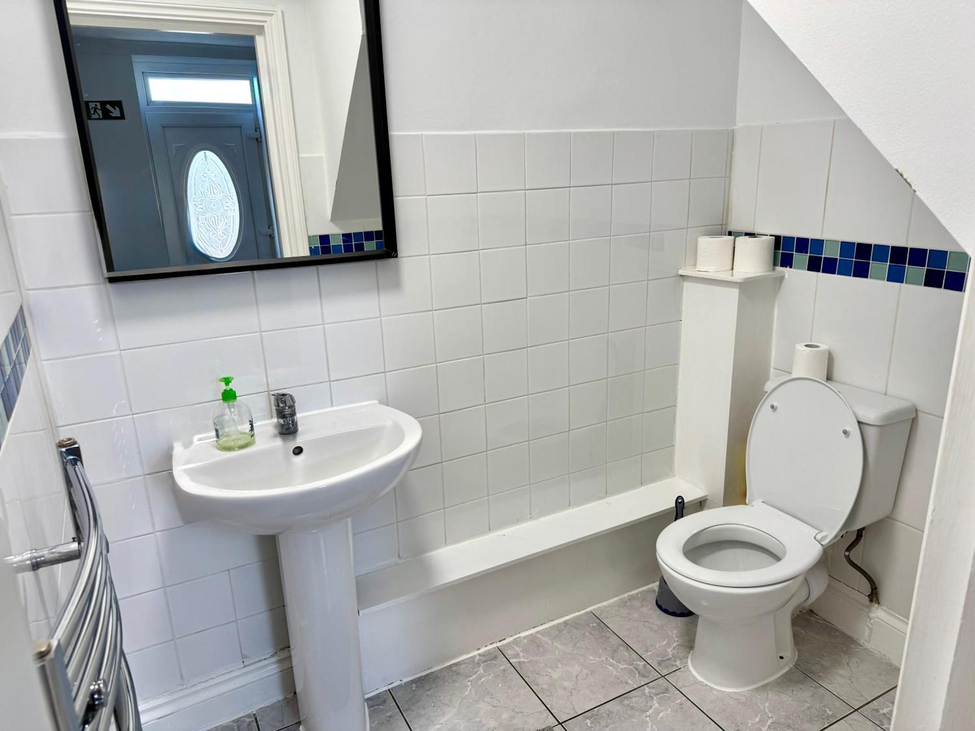 3 Bedrooms Spacious House, Separate Reception, 2 Full Bathrooms, Parking, Garden London Bagian luar foto