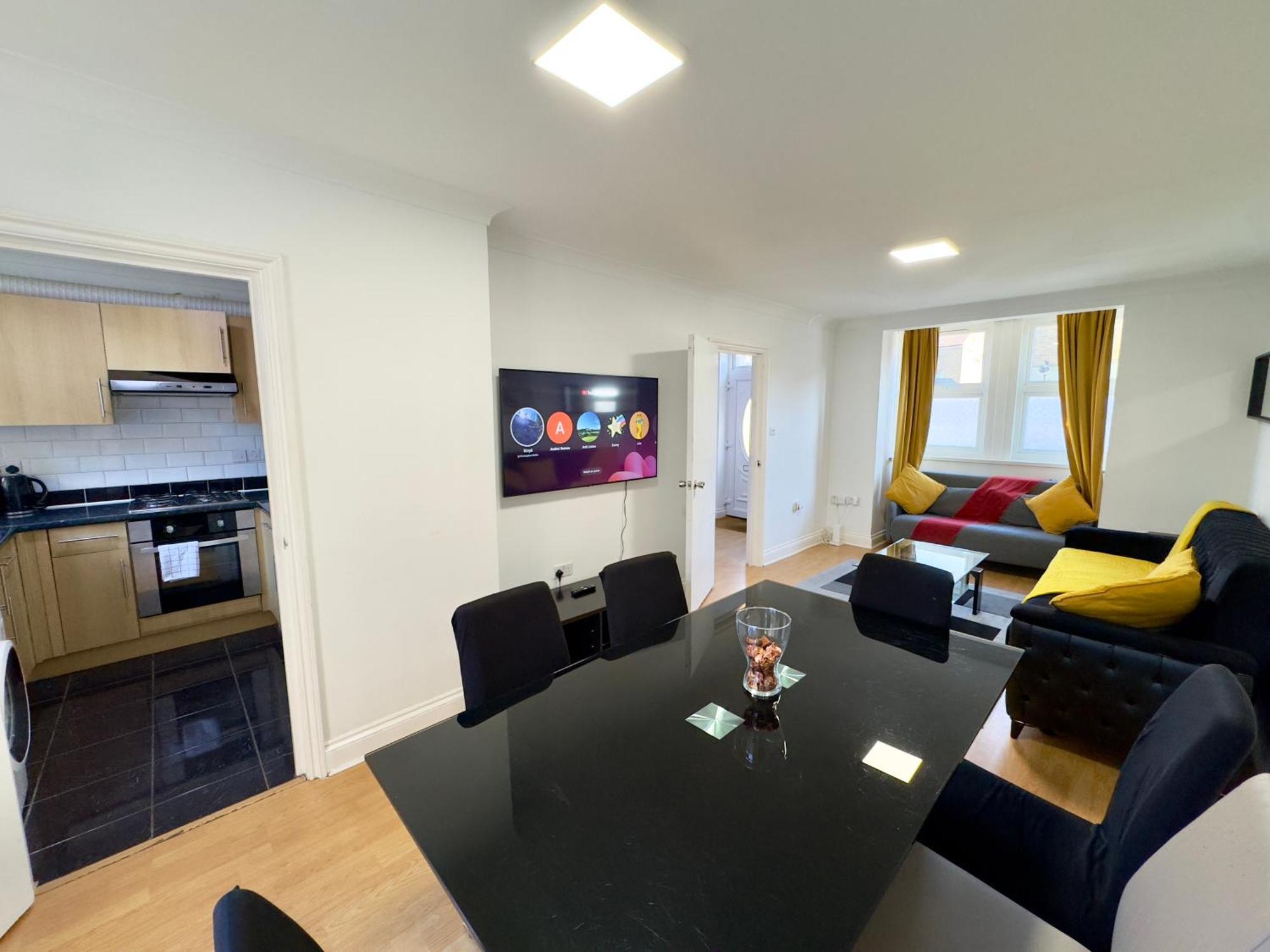 3 Bedrooms Spacious House, Separate Reception, 2 Full Bathrooms, Parking, Garden London Bagian luar foto
